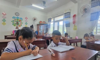 Phụ huynh 'chê' trường mới đã cho con đến lớp, đề nghị hỗ trợ xe đạp