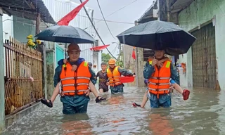 Đà Nẵng nhiều nơi vẫn ngập sâu, dân nơm nớp lo ngâm nước dài ngày
