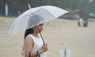 Dành dụm cả năm để đi du lịch Đà Nẵng thì... dính bão