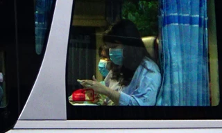 Điểm thi duy nhất ở Đà Nẵng không có phụ huynh đưa đón, ngóng chờ con vượt vũ môn