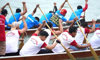 Người dân Đà Nẵng vây kín bờ sông xem đua thuyền gay cấn