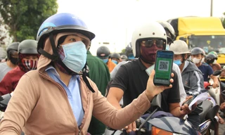 Bỏ xét nghiệm, biển người ùn ứ trước chốt kiểm soát vào Đà Nẵng 