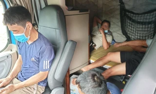 Từ TPHCM, 5 người thuê xe container ra Bắc để tránh chốt kiểm dịch