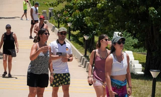 Khách Tây vượt dốc cao, đèo khúc khuỷu tới Hải Vân Quan 