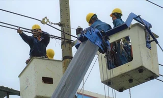 Chạy đua nối điện cho dân Đà Nẵng trước khi trời tối