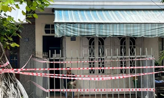 Tháo rào sắt quây kín trước nhà F1 đang cách ly