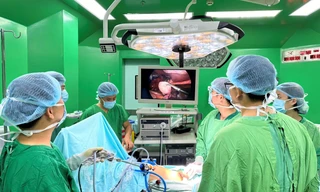 Bé trai 14 tuổi có tinh hoàn 'chạy lạc' lên ổ bụng 