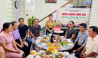 Nấu cơm cho gia đình liệt sĩ