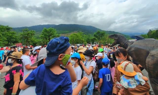 Du khách nô nức đến các điểm vui chơi ở Đà Nẵng, đông gấp 5-6 lần ngày thường