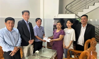 Con gái cựu binh Gạc Ma nhận học bổng 'nóng', viết tiếp ước mơ hàng không