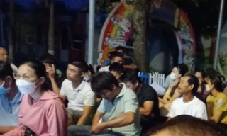 Phụ huynh chen chúc từ 2 giờ sáng nộp hồ sơ cho con học mẫu giáo 