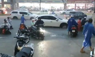 Mưa xối xả, đường biến thành sông, người dân Đà Nẵng khổ sở về nhà