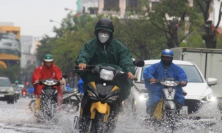 Đà Nẵng mưa từ sáng đến trưa, nhiều người sợ ngập nháo nhào tìm lối thoát 