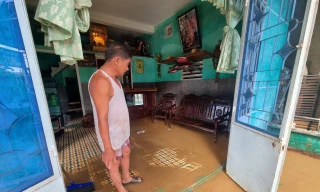 Nước bủa vây nhà dân, chia cắt nhiều đoạn đường Đà Nẵng