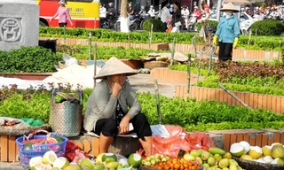 Kiếm sống bằng nghề bán hoa quả thối