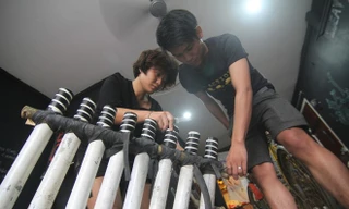 Teen Sài Gòn sành điệu chơi nhạc từ... phế liệu