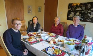 Chị Ngân bên bố mẹ chồng. Ảnh: NVCC.