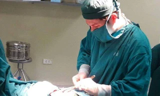 Các bác sĩ Bệnh viện đa khoa Đức Giang đang tiến hành bóc tách khối u xơ tử cung cho bệnh nhân. Ảnh bệnh viện cung cấp