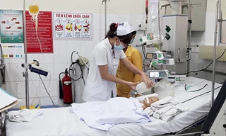 Trẻ đuối nước được cấp cứu tại BV Nhi đồng 1. Ảnh: HÀ PHƯỢNG