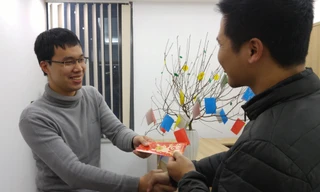 Xông đất đầu năm là tục lệ của nhiều gia đình Việt. Ảnh: Công Tâm.