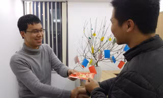 Xông đất đầu năm là tục lệ của nhiều gia đình Việt. Ảnh: Công Tâm.