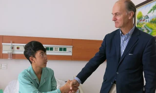 Chính nghị lực của Tuấn đã thuyết phục GS Mc Kinnon kiên trì 4 lần quay trở lại Vinmec làm những gì tốt nhất cho em