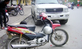 Ô tô 'điên' đâm liên tiếp bốn xe máy