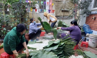 Hàng xóm láng giềng chung tay 'đụng' bánh chưng