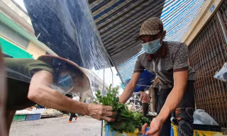 Việc nới lỏng giãn cách khiến cho rau củ quả lưu thông dễ dàng hơn