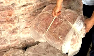 Lào Cai thu giữ trên 1,5 tấn chân gà đông lạnh, không rõ xuất xứ