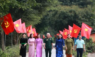 Hình ảnh thành phố biên cương rợp cờ hoa mừng ngày hội non sông