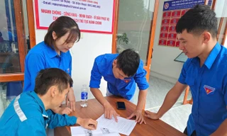 Nhiều người dân tộc thiểu số lần đầu thao tác màn hình cảm ứng không còn bỡ ngỡ 