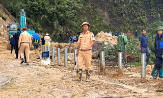 Sạt lở đất đá vùi lấp người đàn ông trên đoạn quốc lộ nối Lào Cai với Lai Châu