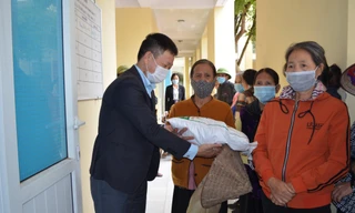 Chia sẻ khó khăn với người nghèo ngoại thành Hà Nội