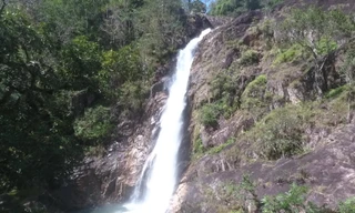 Ngắm dòng thác hoang sơ, đẹp như ngà voi ở miền tây Khánh Hòa