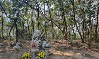 Chuyện về hòn đá kỳ lạ được phong 'Thánh', cách biên giới Việt - Trung chưa đầy 1 mét