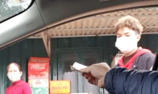 Tái diễn tình trạng dựng rào, thu tiền người dân xuống bãi sông Hồng vui chơi