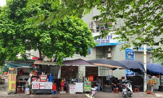 Hà Nội: Hàng quán chiếm vỉa hè khu đô thị, che cả trụ nước cứu hỏa