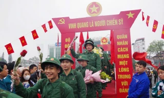 Phó Tổng Tham mưu trưởng Quân đội nhân dân Việt Nam Phùng Sỹ Tấn dự lễ bàn giao quân tại Lào Cai