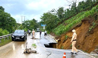 Mưa lớn trong đêm, quốc lộ 4D xuất hiện 'hố tử thần'