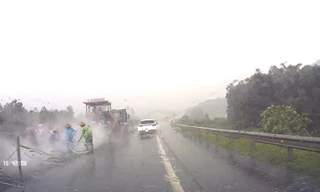 Thảm lại đoạn đường cao tốc đang thi công bất ngờ dính mưa 