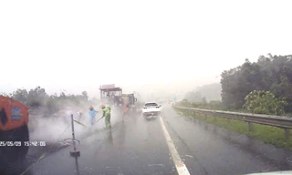 Bất chấp mưa to, đơn vị thi công vẫn thảm mặt đường cao tốc Nội Bài - Lào Cai 