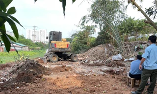 Dỡ công trình, múc đất san lấp trái phép hồ Ga Gia Lâm 