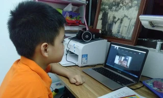 Một số học sinh rơi vào tình huống đang ở vùng giãn cách xã hội không thể về nhà để đi học.