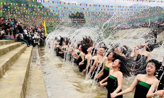 Then Kin Pang - lễ hội kỳ thú, càng bị té nước càng may