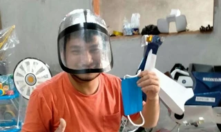 Khẩu trang, vắc xin phòng COVID-19 bằng vàng mã đi vào lễ cúng rằm tháng 7 