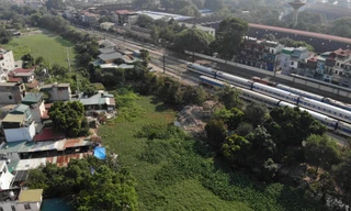 Tứ bề san lấp, lấn chiếm, hồ lớn cạnh Ga Gia Lâm có nguy cơ bị 'xoá sổ'