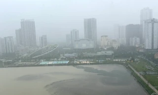 Vụ hồ điều hòa ở Hà Nội đen kịt nước bẩn: Cứ mưa to là xả nước cống vào hồ?