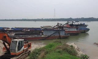 Đoàn tàu hút cát không số đỗ cạnh chốt CSGT đường thủy ở Hà Nội