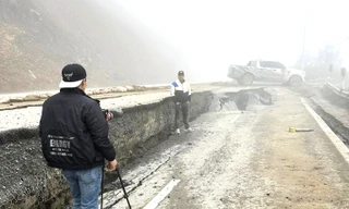 Tài xế kể lại vụ xe bán tải lao xuống hố sạt lở sâu cả mét tại Sa Pa